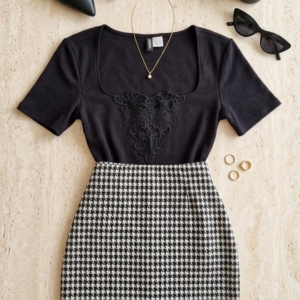 بلوز اسود مع تنورة سايز سمول