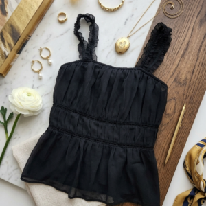 بلوز بأكتاف ناعمة أنيقة صيفية سايز ميديوم