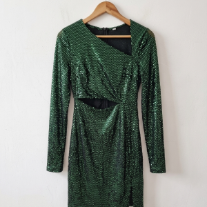 فستان قصير أخضر لامع