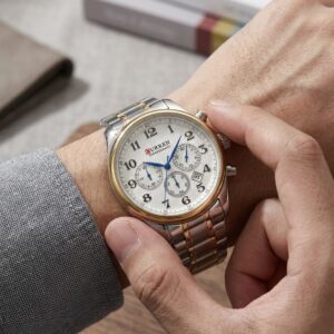 ساعة يد CURREN رجالية تتناغم مع لونين فضي وذهبي ومينا ابيض