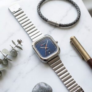 ​ساعة CURREN بتصميم مربع عصري يجمع بين هيكل الفولاذ المصقول والمينا الأزرق المحكم