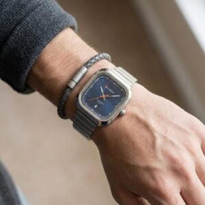 ​ساعة CURREN بتصميم مربع عصري يجمع بين هيكل الفولاذ المصقول والمينا الأزرق المحكم