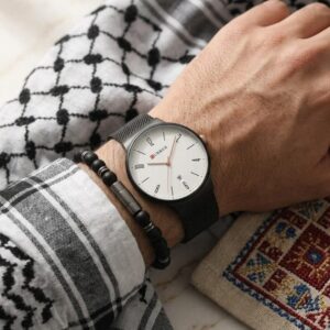 ساعة CURREN عصرية بمينا أبيض وحزام شبكي أسود