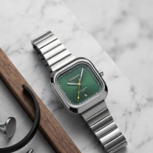 ساعة يد رجالية ماركة CURREN  تدمج التصميم الكلاسيكي والعصري مينا اخضر زمردي