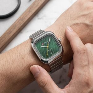 ساعة يد رجالية ماركة CURREN  تدمج التصميم الكلاسيكي والعصري مينا اخضر زمردي