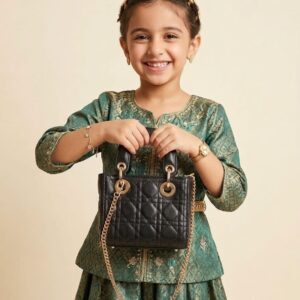 شنتة بناتية حجم صغير لون أسود