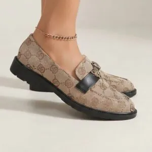 حذاء ماري جين لوفر أنيق بلون جملي وطبعة زهور عتيقة
